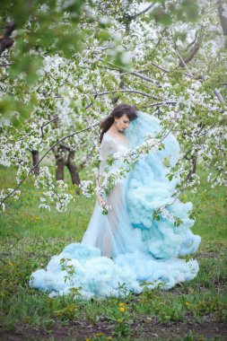 kadın bir kiraz bahçesinde