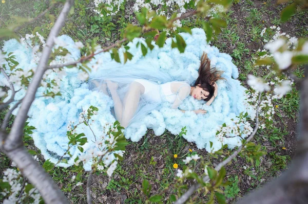 Vrouw in een cherry tuin — Stockfoto