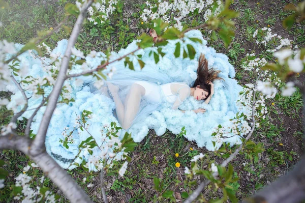 Vrouw in een cherry tuin — Stockfoto