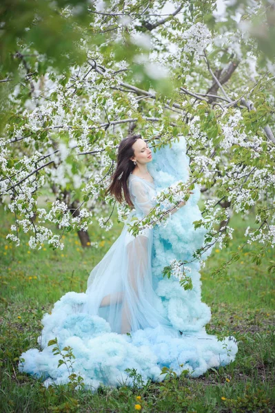 Donna in un giardino di ciliegie — Foto Stock