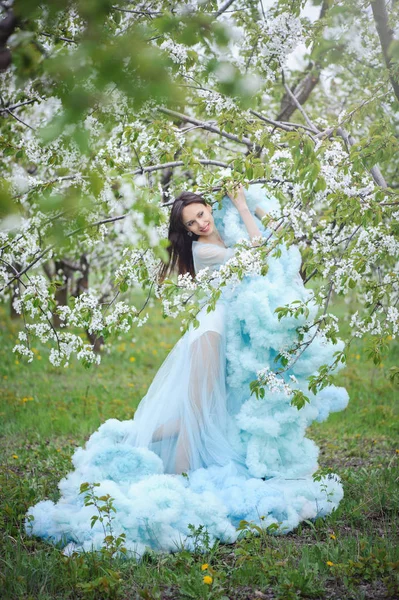 Mulher em um jardim de cereja — Fotografia de Stock