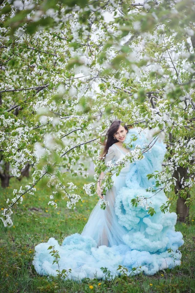 Женщина в вишневом саду — стоковое фото