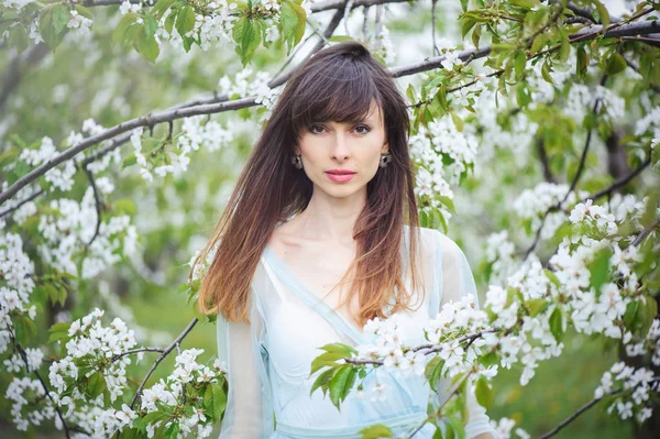 Donna in un giardino di ciliegie — Foto Stock