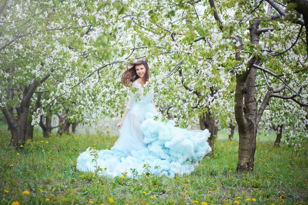 Kvinna i en cherry garden — Stockfoto