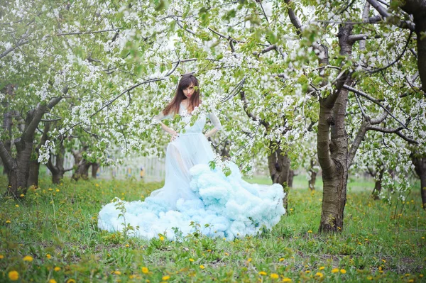 Mujer en un jardín de cerezos — Foto de Stock