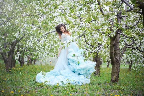 Mulher em um jardim de cereja — Fotografia de Stock