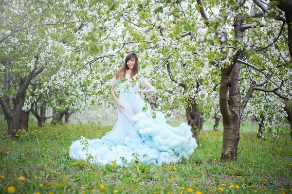 Femme dans un jardin de cerises — Photo