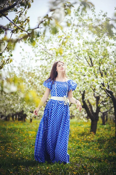 Vacker kvinna i en Körsbärsträdgården — Stockfoto
