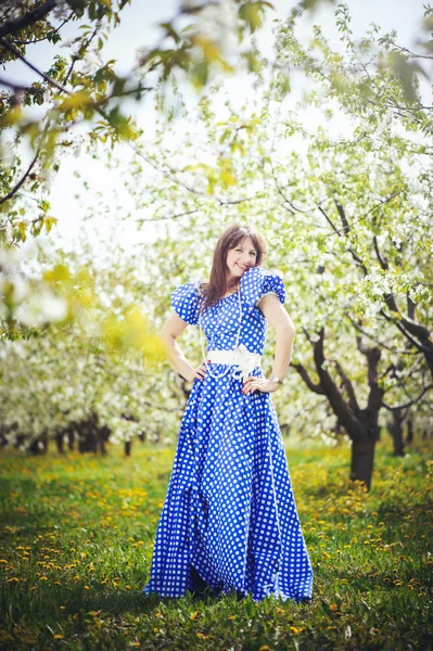 Красивая женщина в вишневом саду — стоковое фото