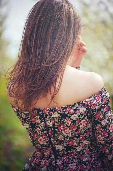 Schöne Frau in einem Kirschgarten — Stockfoto