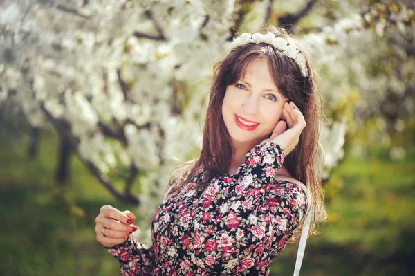 Schöne Frau in einem Kirschgarten — Stockfoto