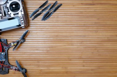 Uzaktan ve ahşap arka plan üzerinde casus uçak