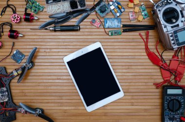 Uçak parçaları derlemek için