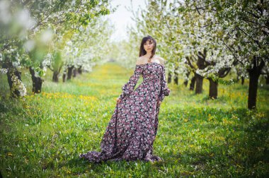 bahçeleri içinde güzel kadın