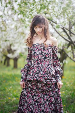 bahçeleri içinde güzel kadın