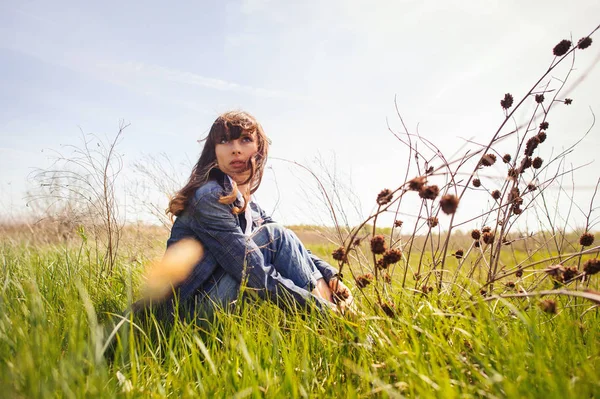 美丽的女人坐在草地上 — 图库照片