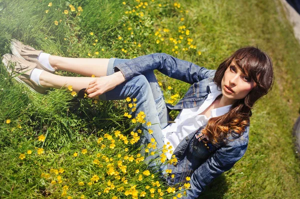 Mulher bonita sentada na grama — Fotografia de Stock