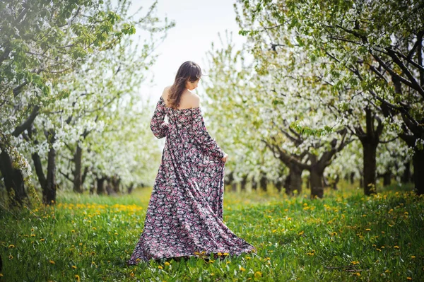 bahçeleri içinde güzel kadın