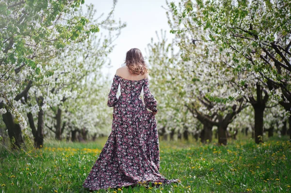 Bahçeleri içinde güzel kadın — Stok fotoğraf