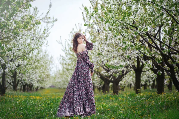 Schöne Frau in Kleid in den Gärten — Stockfoto