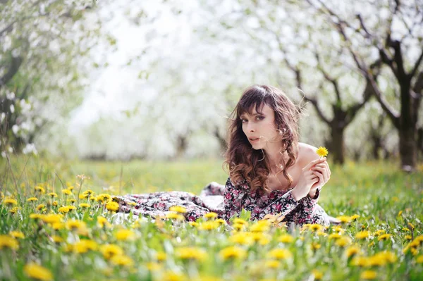 Mooie vrouw in jurk in de tuinen — Stockfoto