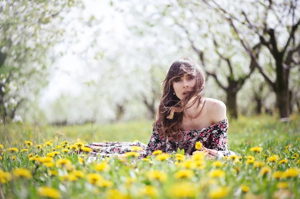 Mooie vrouw in jurk in de tuinen — Stockfoto