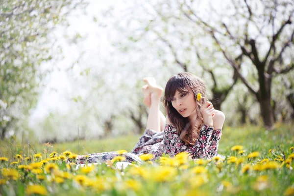 Bahçeleri içinde güzel kadın — Stok fotoğraf