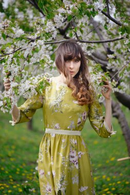 bahçeleri içinde güzel kadın