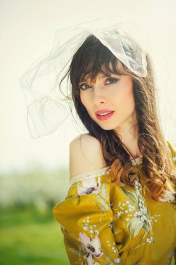 güzel bir kadın peçe ile