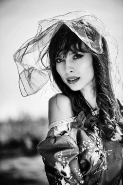 güzel bir kadın peçe ile