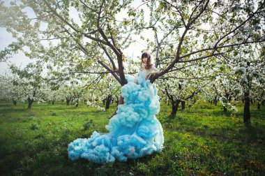 bahçeleri içinde güzel kadın