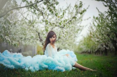 bahçeleri içinde güzel kadın