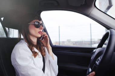 güzel kadın arabada telefonda söz