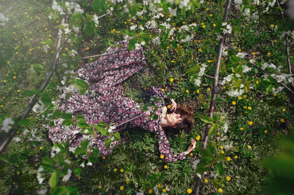 Mooie vrouw in jurk in de tuinen — Stockfoto