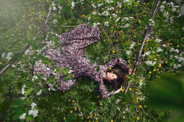 Mooie vrouw in jurk in de tuinen — Stockfoto