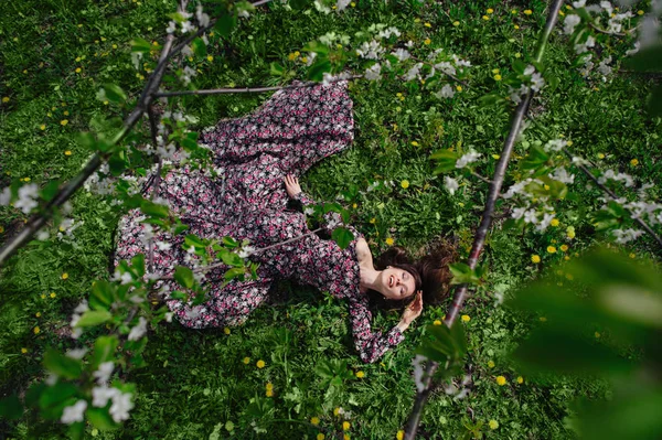 Mooie vrouw in jurk in de tuinen — Stockfoto