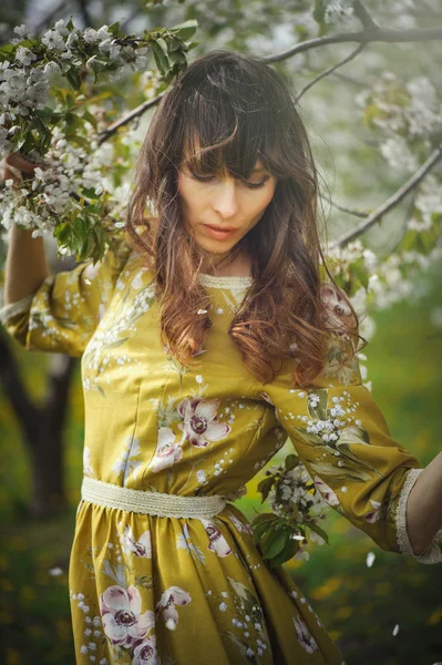 Schöne Frau in Kleid in den Gärten — Stockfoto