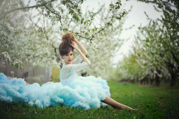 Beautiful woman in dress in the gardens — Stock Photo, Image