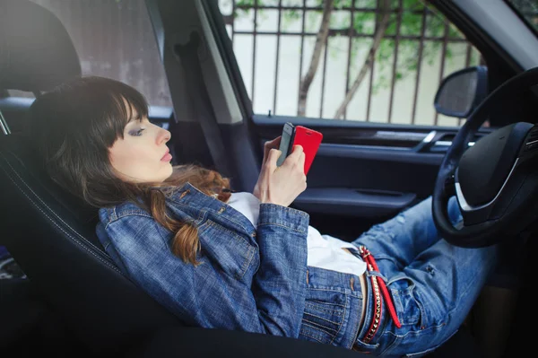 Arabada telefondaki güzel kadın