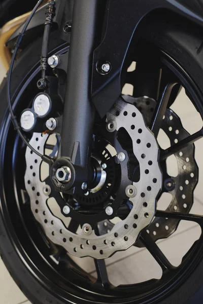 Fren disk üzerinde motosiklet ön tekerlek — Stok fotoğraf