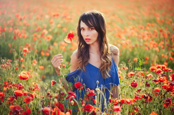 Schöne Frau im Mohnfeld — Stockfoto