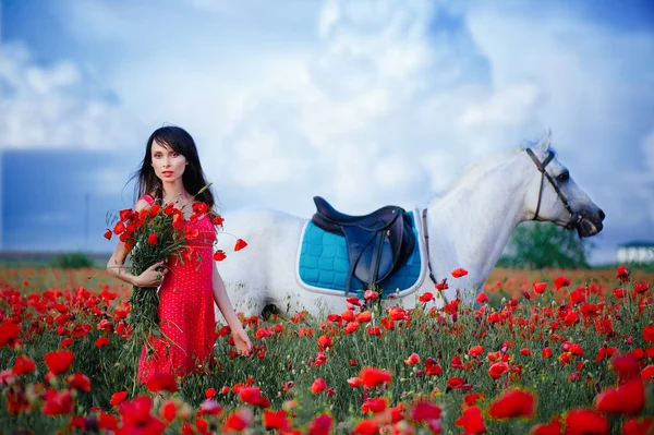 Frau mit Pferd in einem Mohnfeld — Stockfoto