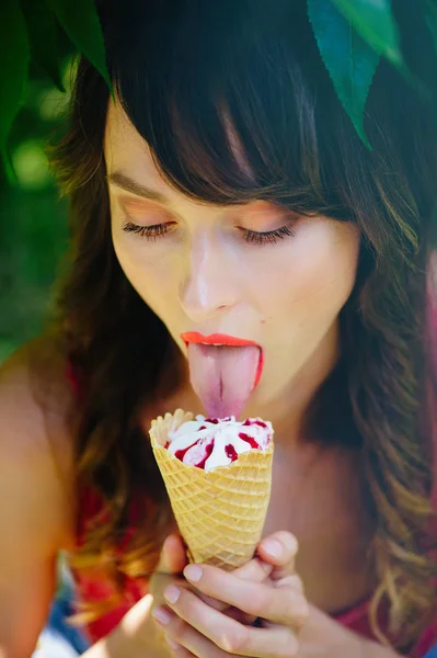 Bella donna mangiare gelato — Foto Stock