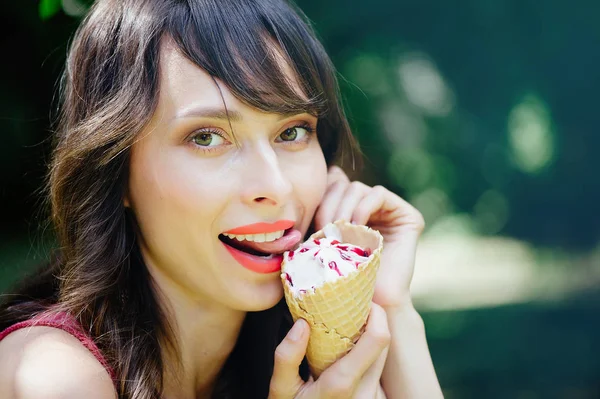 Красивая женщина ест мороженое — стоковое фото