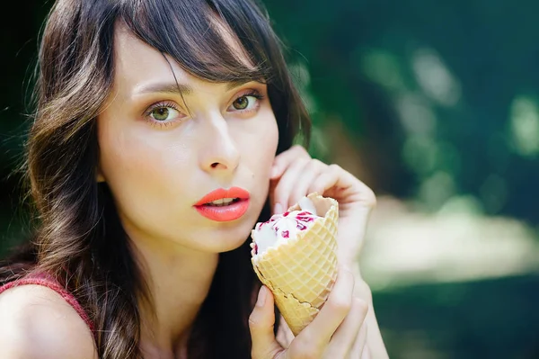 美丽的女人吃冰淇淋 — 图库照片