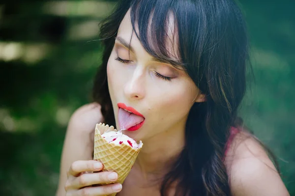 Όμορφη γυναίκα τρώει παγωτό — Φωτογραφία Αρχείου