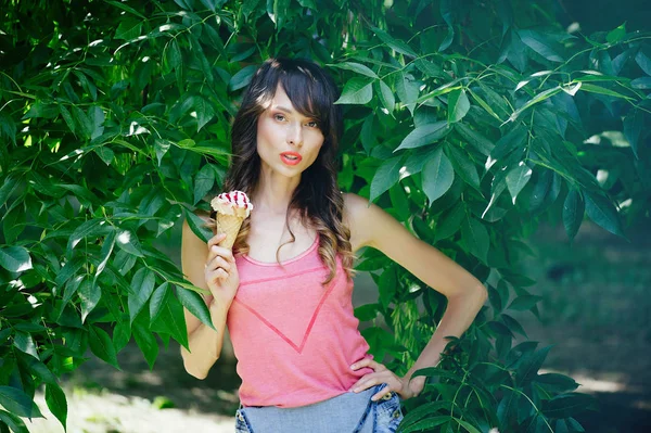 Mulher bonita comer sorvete — Fotografia de Stock