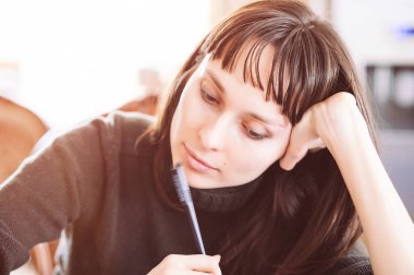 kadın kalem düşünce ile