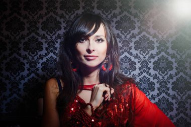 iç Kırmızı elbiseli güzel kadın