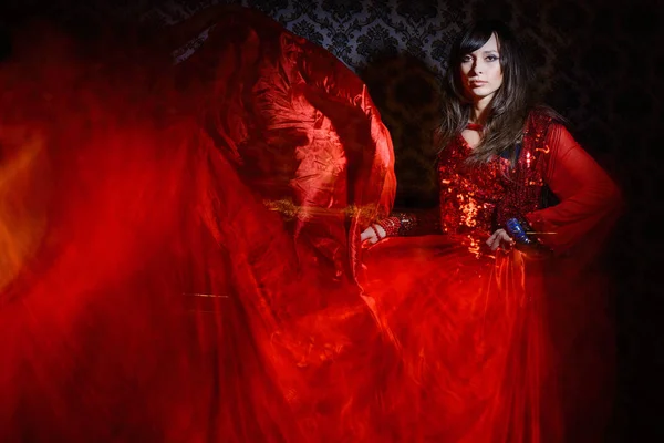 빨간색 인테리어에 드레스를 흔드는 여자 — 스톡 사진